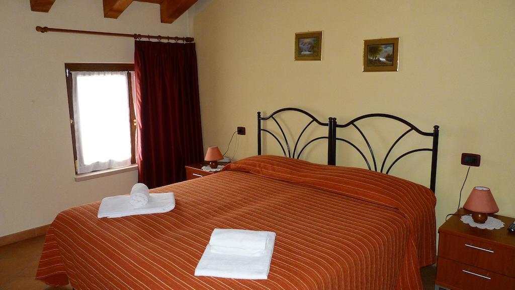 Agriturismo Ai Due Volti Dossobuono Habitación foto