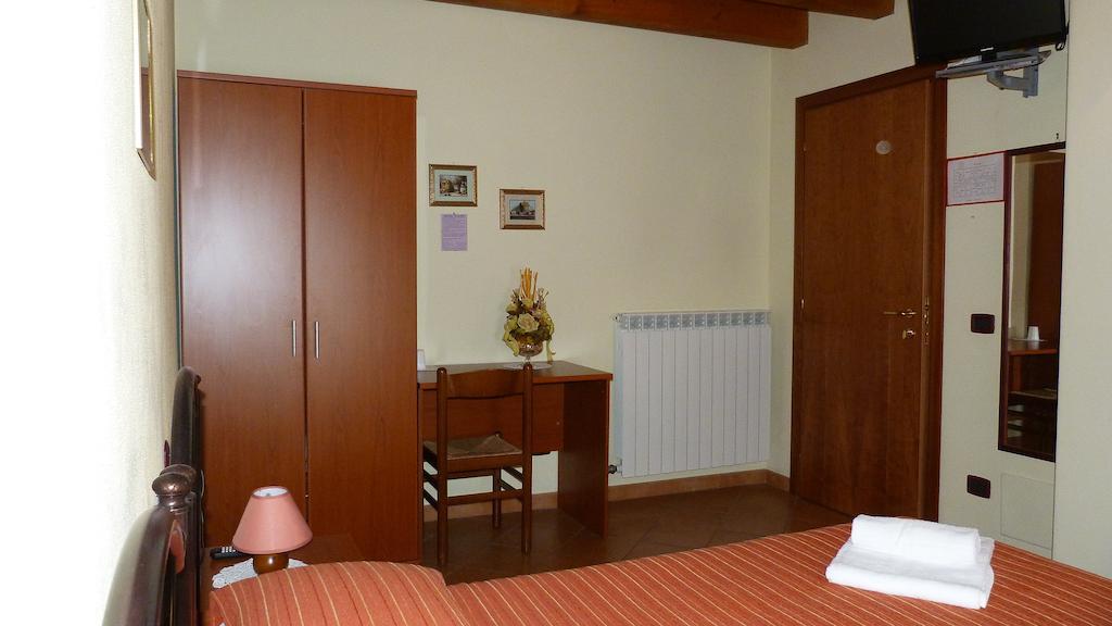 Agriturismo Ai Due Volti Dossobuono Habitación foto