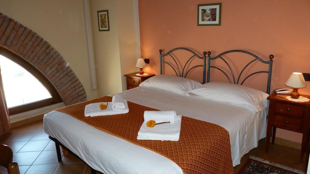 Agriturismo Ai Due Volti Dossobuono Habitación foto