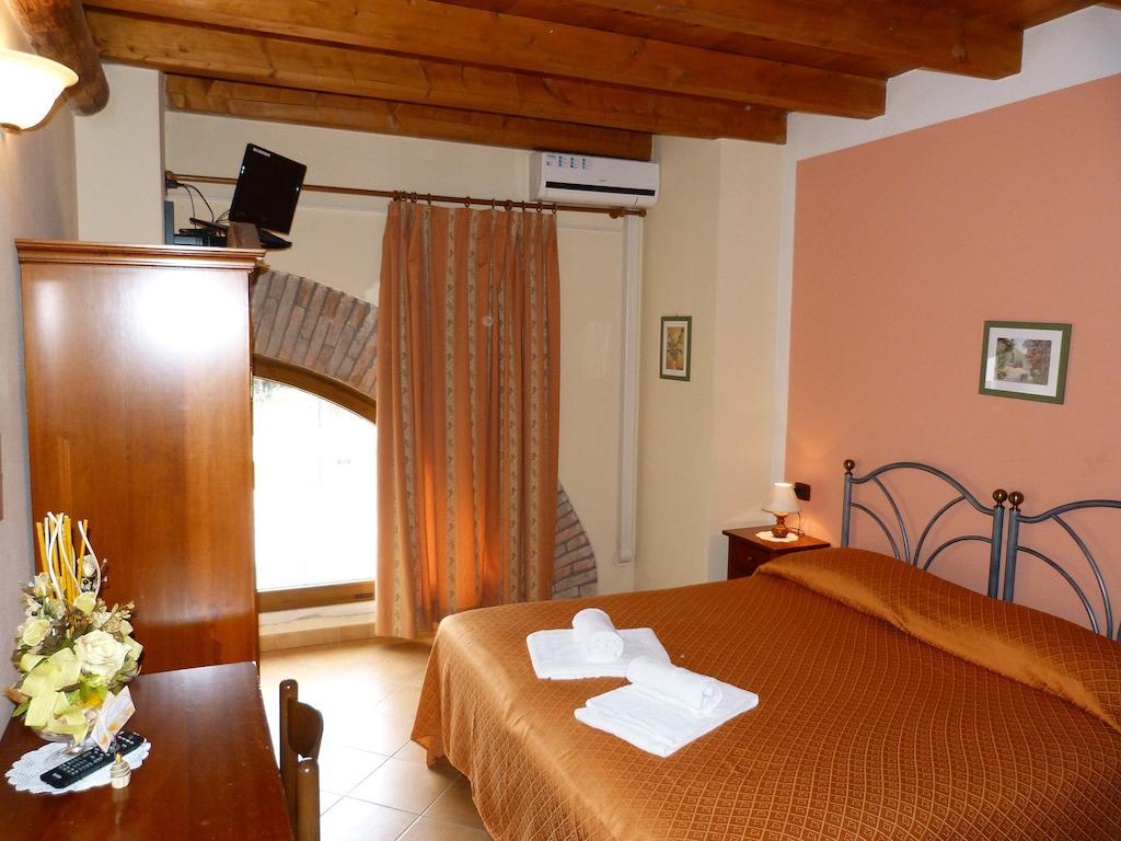 Agriturismo Ai Due Volti Dossobuono Habitación foto